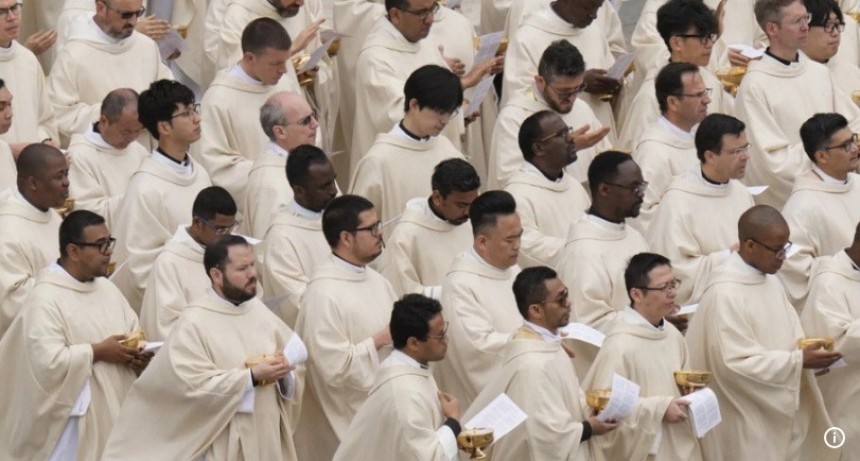 Los hombres abiertamente homosexuales ya pueden ser sacerdotes, seg&uacute;n el Vaticano
