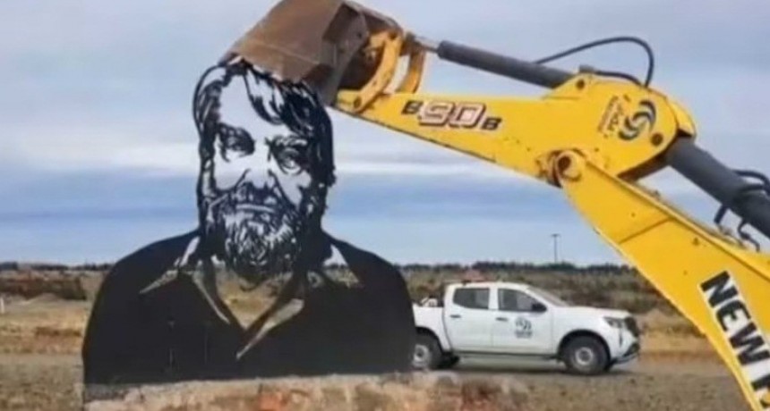 El Gobierno Nacional demoli&oacute; el Monumento a OSVALDO BAYER     No cumpl&iacute;a con la normativa vial y complicaba el desag&uuml;e en d&iacute;as de lluvia  argumentaron 