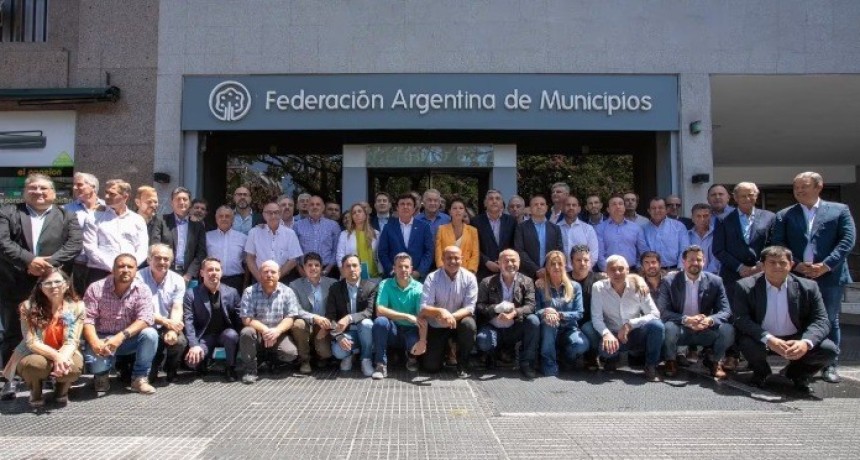 Intendentes marcharon al Ministerio de Econom&iacute;a para reclamar fondos y la reactivaci&oacute;n de las obras