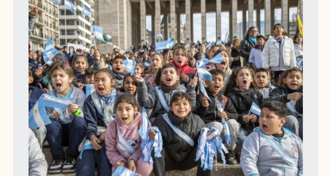Promesa a la Bandera: miles de voces infantiles dieron el s&iacute; en el Monumento