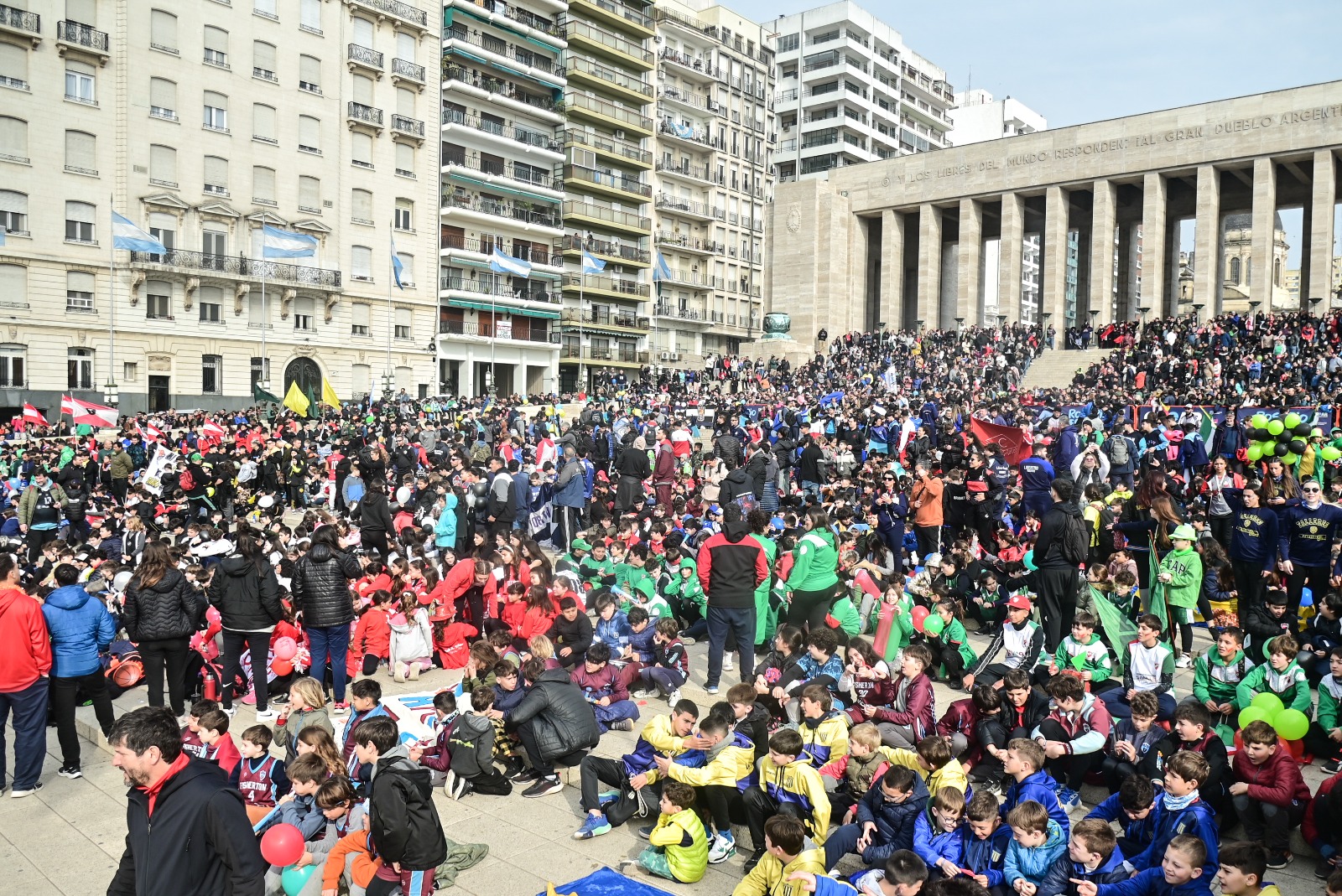 Deportes  El Monumento recibió a miles de niñas, niños y familias en el tradicional desfile del Encuentro Nacional de Mini Básquet 