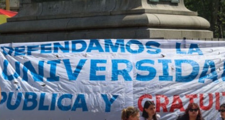 Marcha de las antorchas y m&aacute;s clases p&uacute;blicas de estudiantes de la UNR